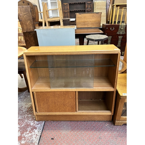 86 - A 1950s G Plan Brandon oak bookcase - approx. 87cm high x 91cm wide x 33cm deep