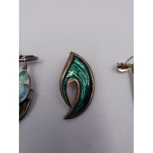 2082 - A collection of Celtic inspired silver jewellery to include Malcolm Gray pendant and earrings etc. -... 