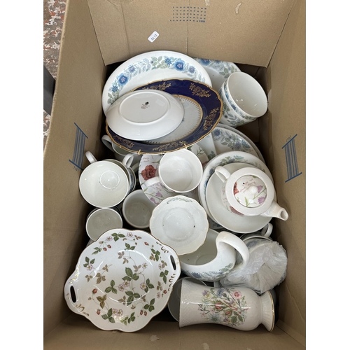 1253 - Two boxes containing ceramics to include Wedgwood Wild Strawberry, Wedgwood Clementine, Wedgwood Mea... 