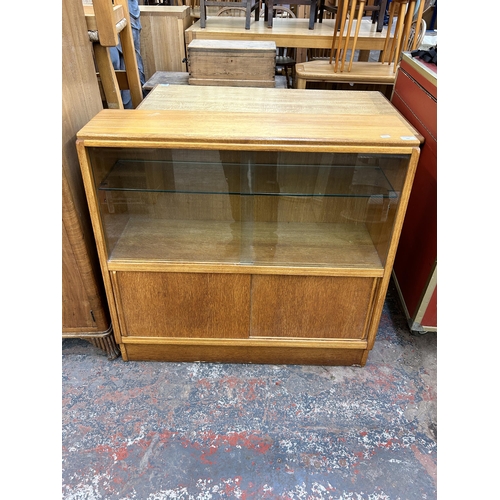 189 - A 1950s G Plan Brandon oak bookcase - approx. 85cm high x 91cm wide x 43cm deep