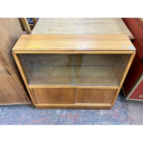 189 - A 1950s G Plan Brandon oak bookcase - approx. 85cm high x 91cm wide x 43cm deep