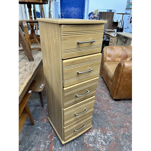 196 - A modern oak effect chest of drawers