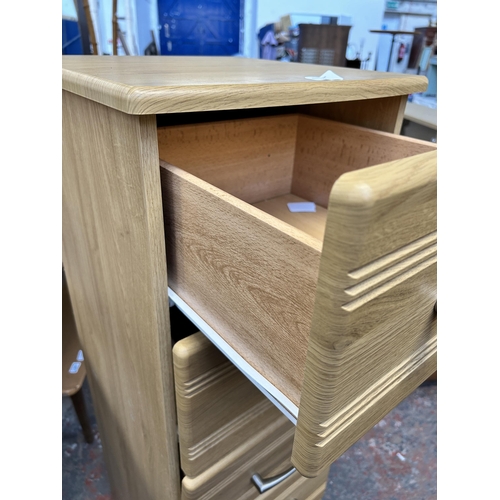 196 - A modern oak effect chest of drawers