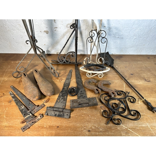 626 - A collection of 19th century and later metalware to include cast iron shoe lasts, pair of cast metal... 