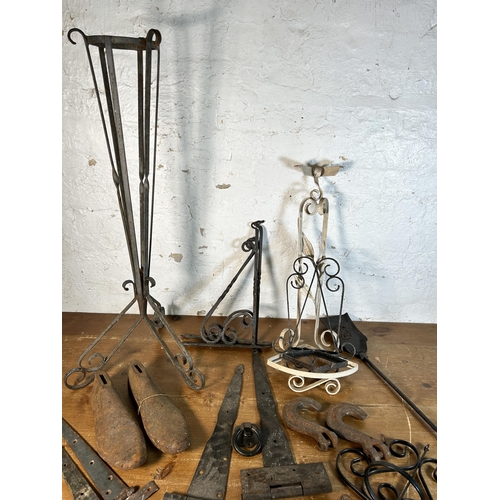 626 - A collection of 19th century and later metalware to include cast iron shoe lasts, pair of cast metal... 