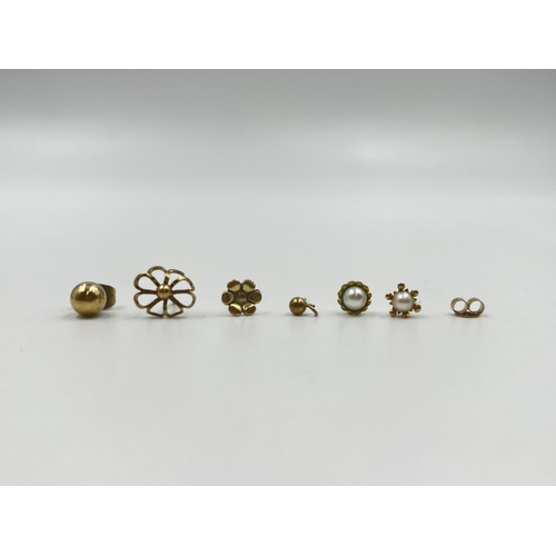 2005 - A collection of 9ct gold earrings - approx. gross weight 1.5g