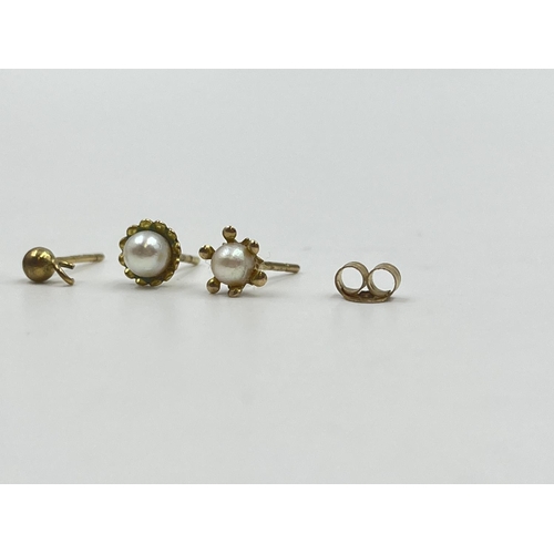 2005 - A collection of 9ct gold earrings - approx. gross weight 1.5g