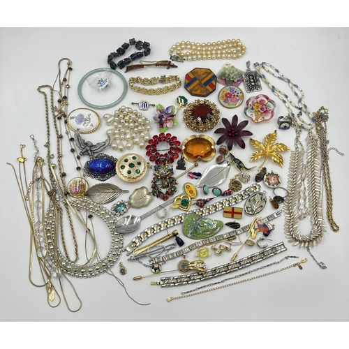 2012 - A collection of costume jewellery