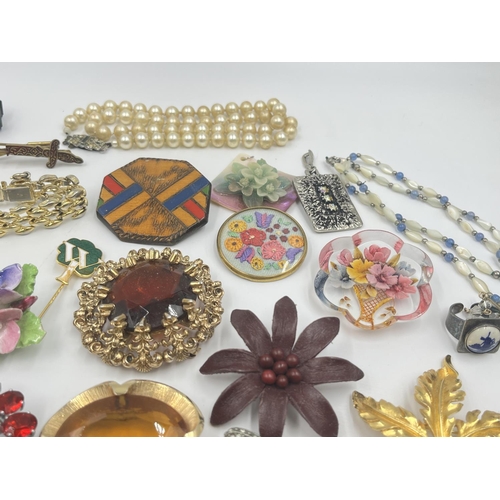 2012 - A collection of costume jewellery