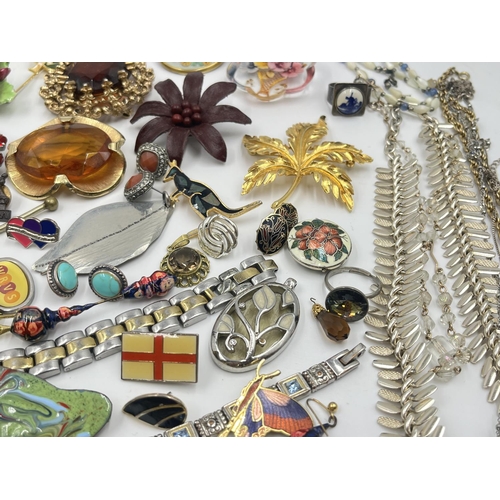 2012 - A collection of costume jewellery