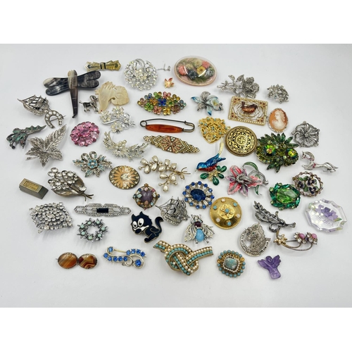 2025 - A collection of vintage brooches