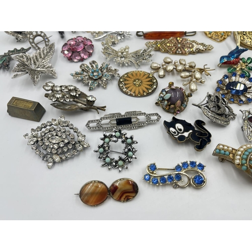 2025 - A collection of vintage brooches