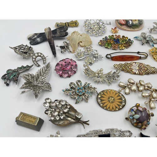 2025 - A collection of vintage brooches