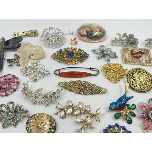 2025 - A collection of vintage brooches