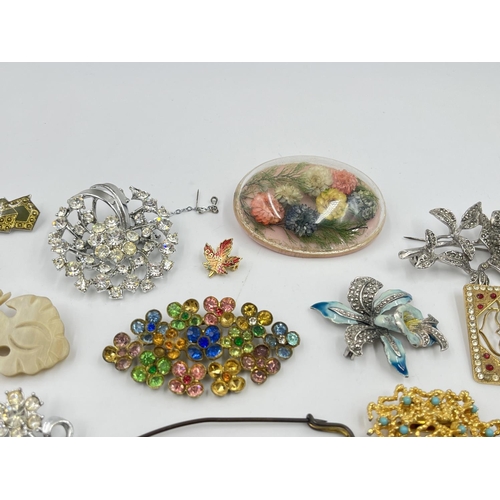 2025 - A collection of vintage brooches