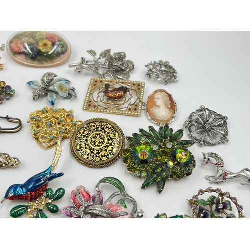 2025 - A collection of vintage brooches