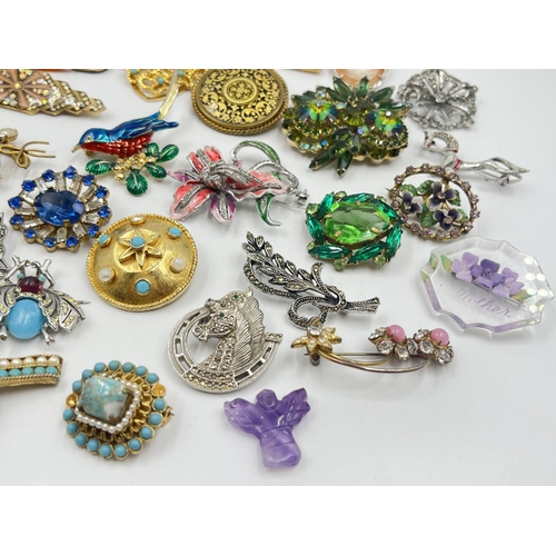 2025 - A collection of vintage brooches