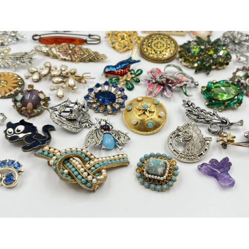 2025 - A collection of vintage brooches