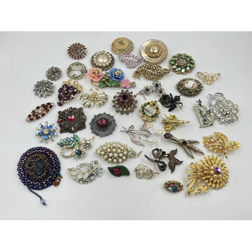 2030 - A collection of vintage brooches