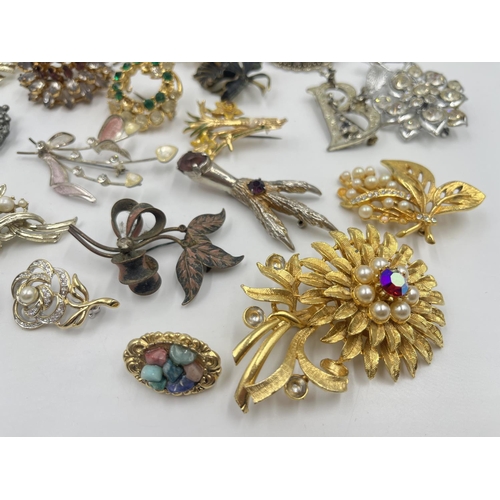 2030 - A collection of vintage brooches