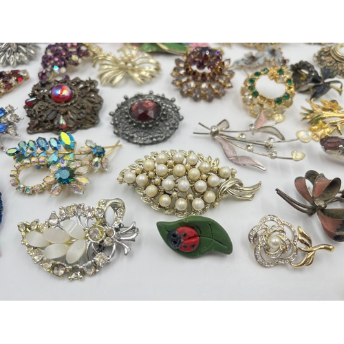 2030 - A collection of vintage brooches