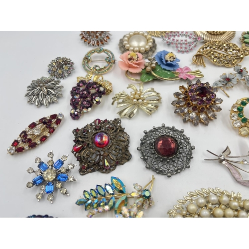 2030 - A collection of vintage brooches