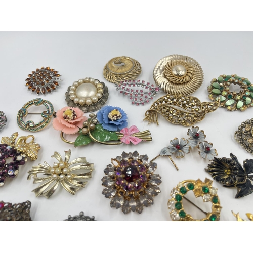 2030 - A collection of vintage brooches