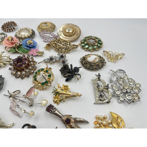 2030 - A collection of vintage brooches