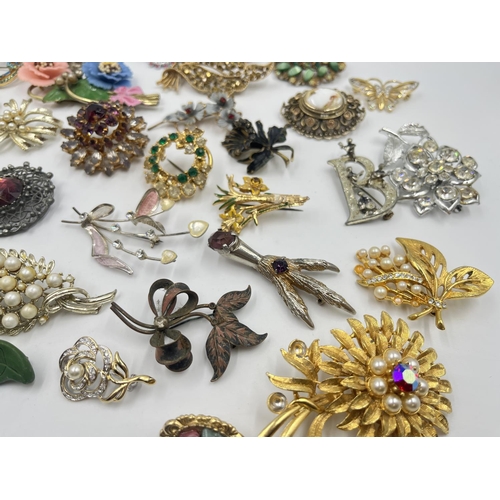 2030 - A collection of vintage brooches