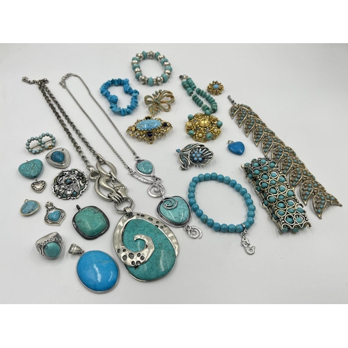 2033 - A collection of turquoise jewellery