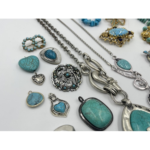 2033 - A collection of turquoise jewellery