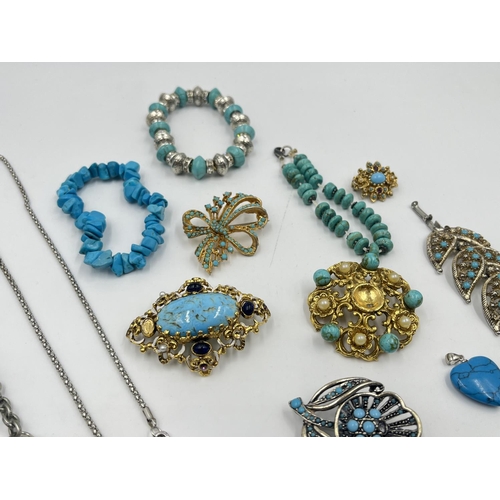 2033 - A collection of turquoise jewellery