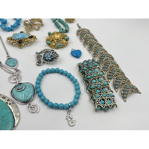 2033 - A collection of turquoise jewellery