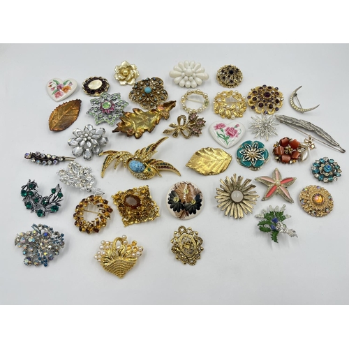 2036 - A collection of vintage brooches