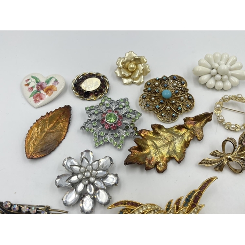 2036 - A collection of vintage brooches