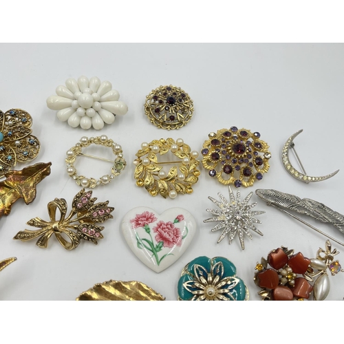 2036 - A collection of vintage brooches