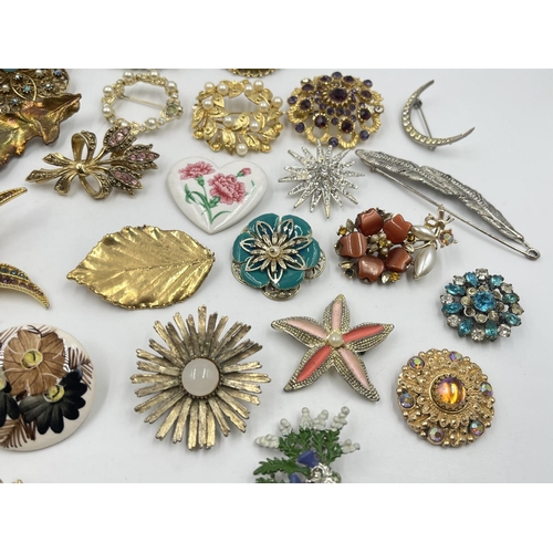 2036 - A collection of vintage brooches