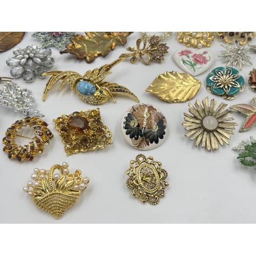 2036 - A collection of vintage brooches