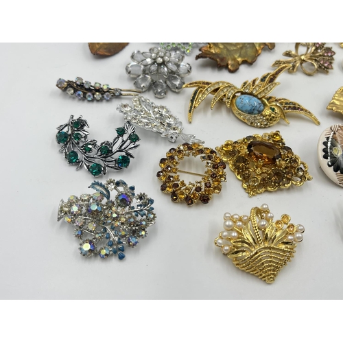 2036 - A collection of vintage brooches