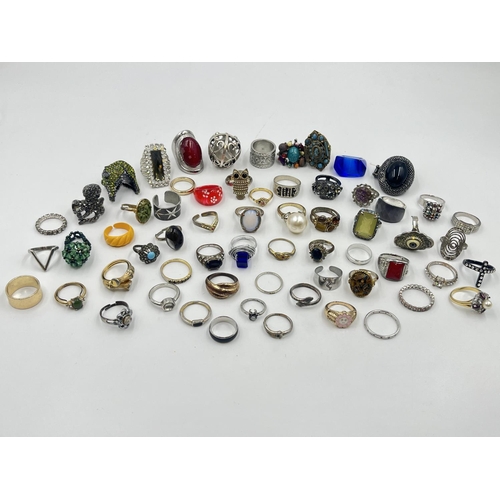 2043 - A collection of dress rings