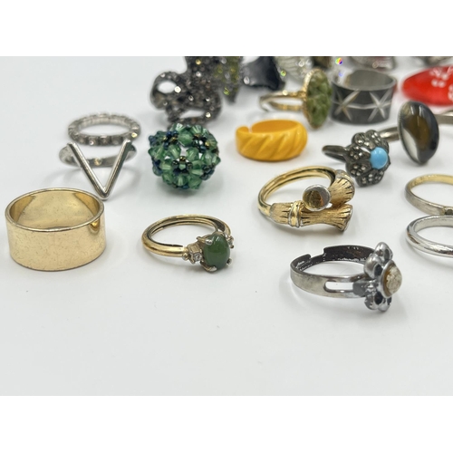 2043 - A collection of dress rings