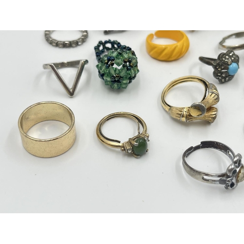 2043 - A collection of dress rings