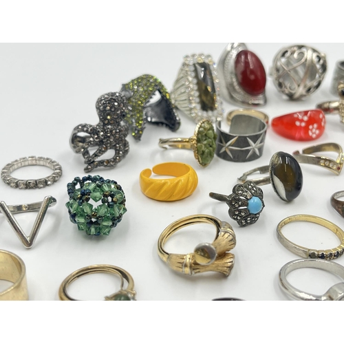 2043 - A collection of dress rings