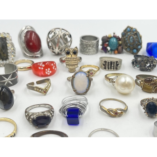 2043 - A collection of dress rings