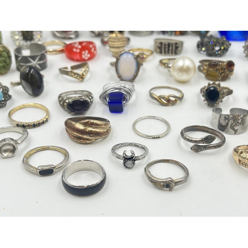 2043 - A collection of dress rings