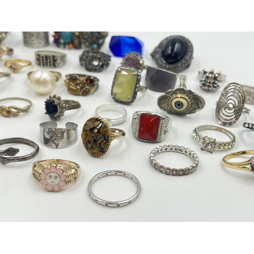 2043 - A collection of dress rings