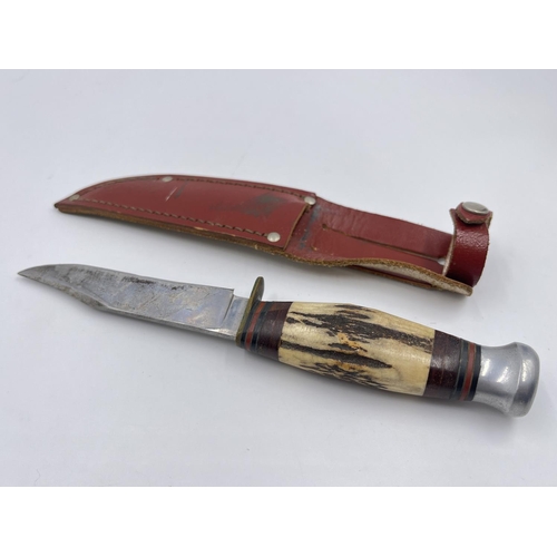 2216 - A vintage William Rodgers hunting knife with leather sheath - approx. 20.5cm long