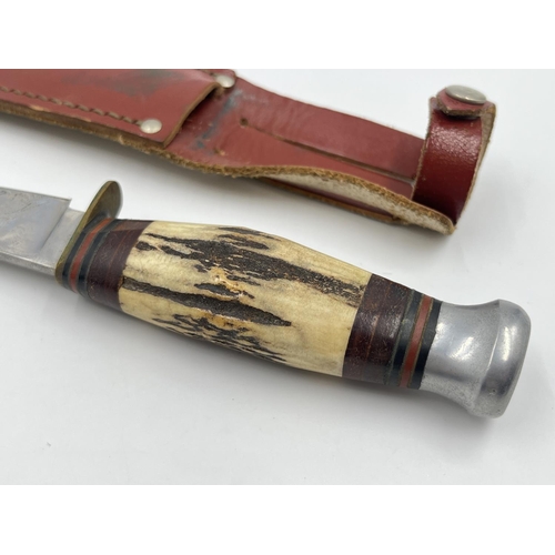 2216 - A vintage William Rodgers hunting knife with leather sheath - approx. 20.5cm long