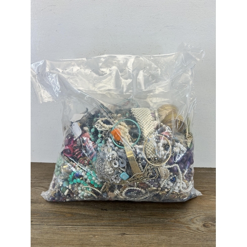 652 - Approx. 10kg of assorted costume jewellery