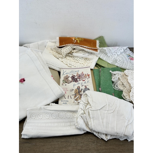 658 - A collection of vintage linen to include lace, embroidered etc.